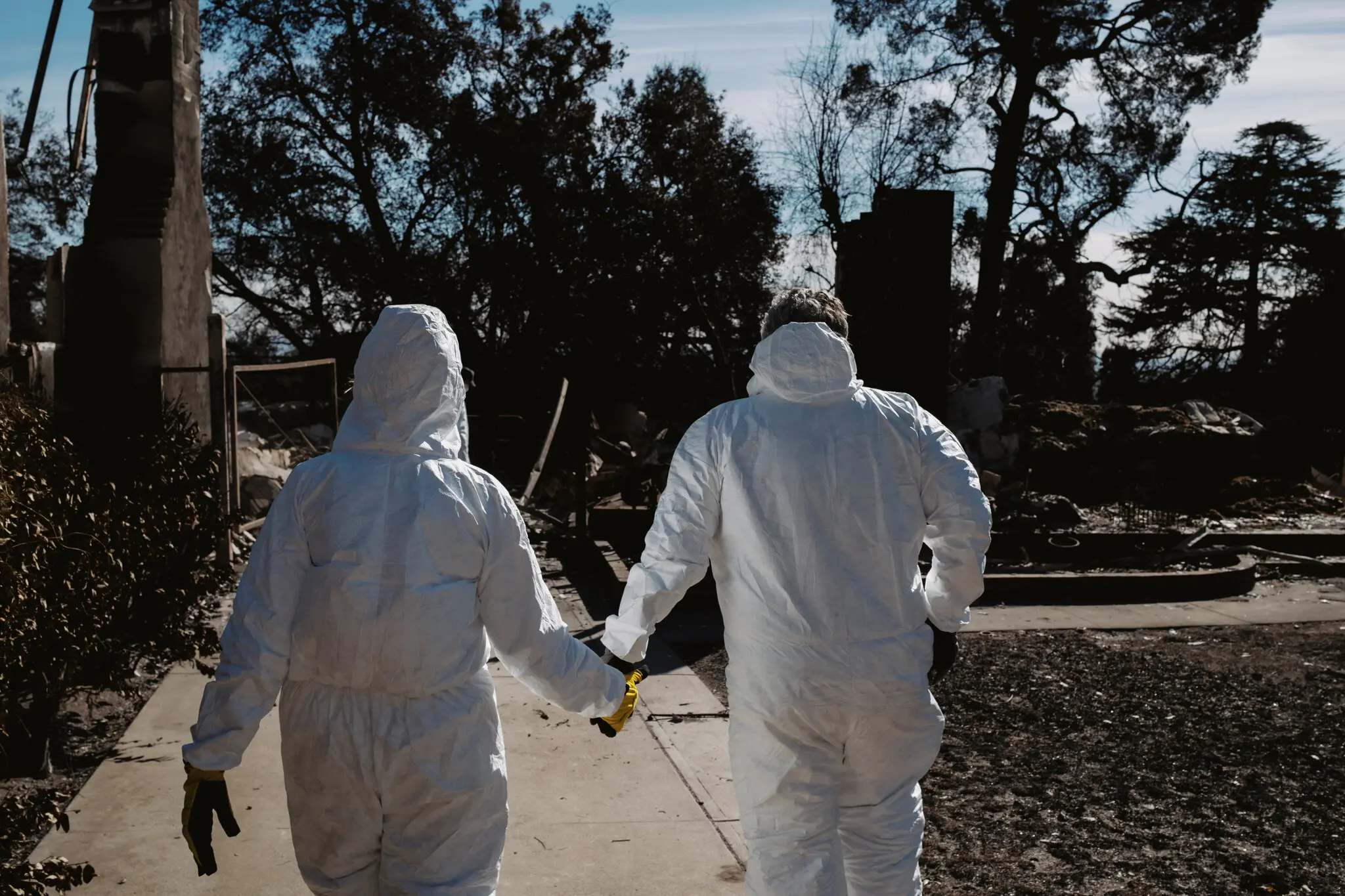 Повернення до попелу: як жителі Альтадіни шукають часточки свого життя після руйнівної пожежі